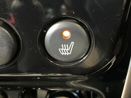 【シートヒーター】寒い日に重宝するシートヒーター！エアコンより早く温まってくれるので寒がりの人も安心ですね♪エアコンの温風は乾燥するから苦手、という方にもをおすすめです。