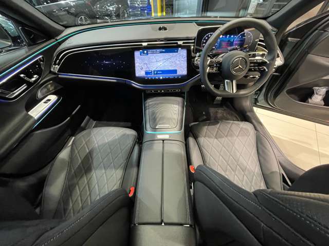 車両は屋内展示しておりますので天候に関係なくごゆっくりコンディションご確認頂けます。車両を倉庫へ保管している場合が御座いますのでご来店前に在庫確認頂けると幸いです。TEL072-784-8800