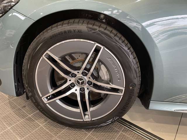車両は屋内展示しておりますので天候に関係なくごゆっくりコンディションご確認頂けます。車両を倉庫へ保管している場合が御座いますのでご来店前に在庫確認頂けると幸いです。TEL072-784-8800