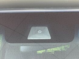 【ホンダセンシング】走行中に前方の車両等を認識し、衝突しそうな時は警報とブレーキで衝突回避と被害軽減をアシスト。より安全にドライブをお楽しみいただけます。