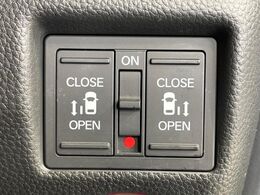 【両側パワースライドドア】スマートキーや運転席のスイッチで後席両側スライドドアの開閉が可能♪電動だから力を入れてドアを開ける必要が無く、小さなお子様でも簡単に開け閉めでき快適です♪