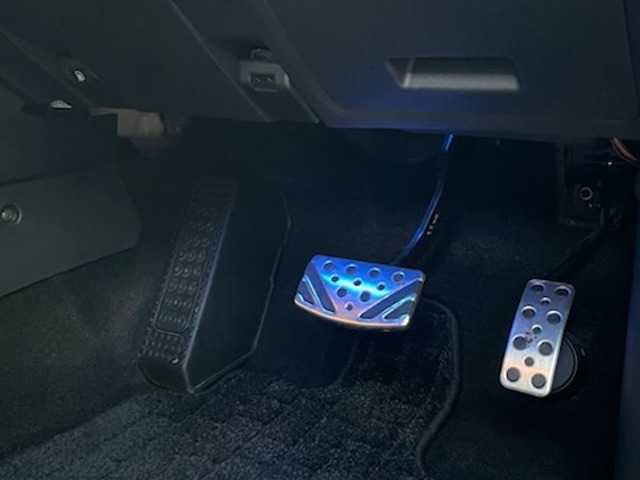 運転席には足元を照らす青LED！