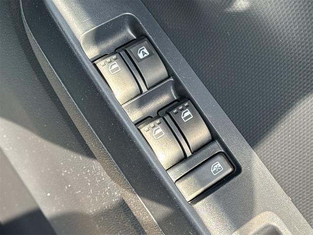 パワーウィンドウのスイッチですよ。運転席に居ながら窓を開け閉めのコントロールできますよ。