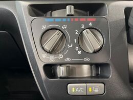 寒い冬も暑い夏も全席に快適な空調を届けてくれる、ダイヤル式エアコンを装備♪