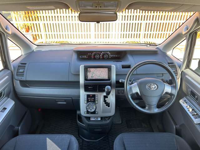 洗練されたインパネデザインが魅力！質感の高い素材と使いやすさを兼ね備えたインパネは、乗るたびに気分が高まる上質な空間を演出。見た目だけでなく操作性にも優れており、ドライバーも同乗者も快適に過ごせます。