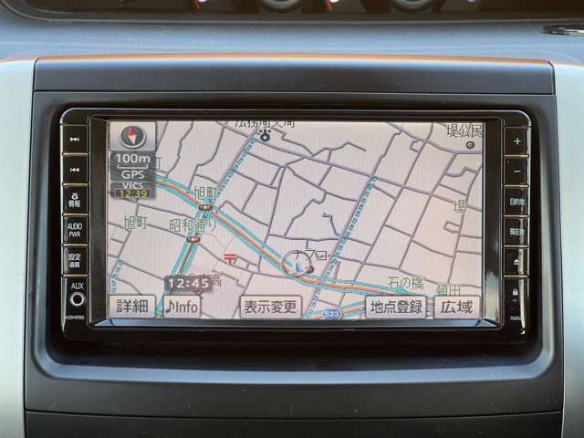 HDDナビは、内蔵されたハードディスクに地図データを保存するタイプのカーナビです。読み込みが速く、スムーズなルート案内が可能。音楽や映像の保存・再生もできるモデルが多く、エンタメ機能も充実しています。