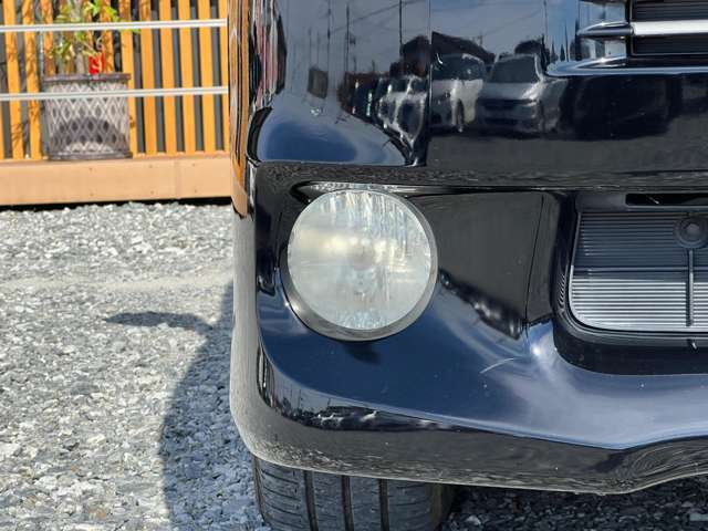 フォグランプは、霧・雨・雪などの悪天候時に路面を照らし、視界を確保するための補助灯です。広がりのある光で足元を照らすため視認性が向上します。また対向車にも自車の存在を知らせる役割もあります。