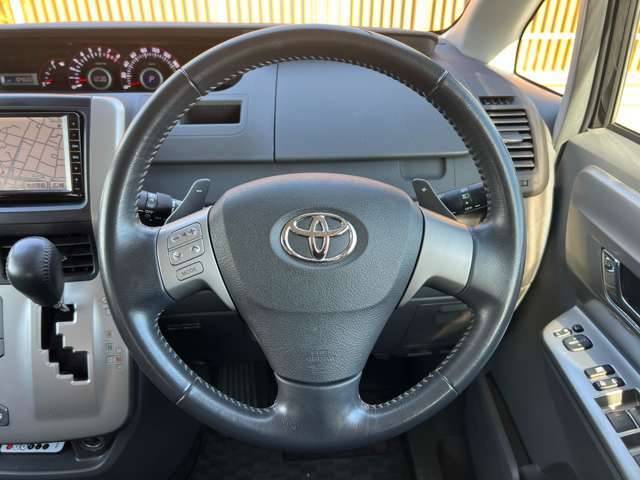 ステアリングリモコンは、ハンドルから手を離さずにオーディオやナビ、電話などの操作ができる便利な機能です。運転中でも視線や姿勢を大きく変えることなく操作できるため、安全性と快適性の両方を高めてくれます。