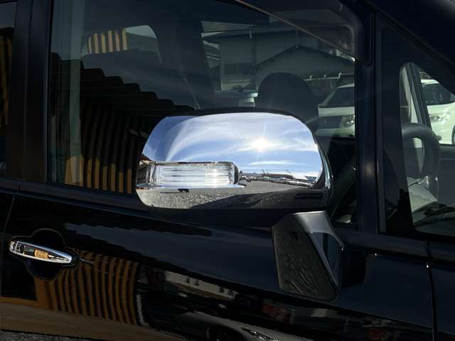 ウィンカーミラーは、サイドミラーにウィンカーを内蔵した装備で、車線変更や右左折時に周囲の車や歩行者へ進行方向をより分かりやすく伝えることができます。視認性が高まり、安全性の向上に役立つ便利な機能です。