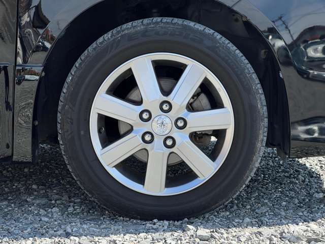 純正16インチアルミホイールです。軽量で耐久性に優れたアルミニウム合金製のホイールは、見た目の美しさはもちろん、軽量化により燃費向上や走行性能の向上にも貢献します。