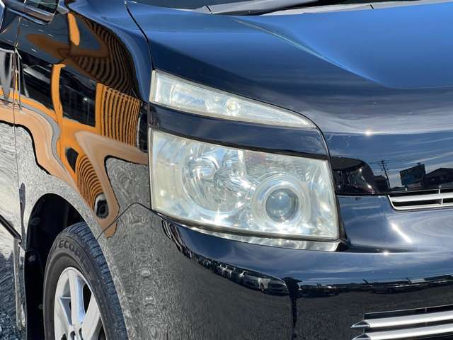 HID（ディスチャージ）ヘッドライトはキセノンガスを使用した高輝度のライトで、ハロゲンライトに比べて約2倍以上の明るさを実現します。白く明るい光で夜間の視認性が向上し、省電力で長寿命なのも特徴です。