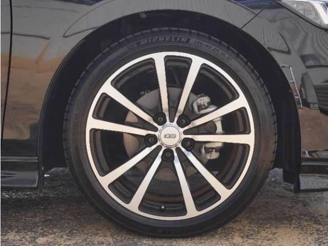 無限製アルミホイール装着車です！これで足元まわりもおしゃれにきまります！
