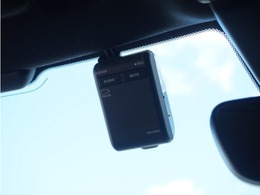 ◆ドライブレコーダー◆映像・音声などを記録する自動車用の装置です。　もしもの事故の際の記録はもちろん、旅行の際の思い出としてドライブの映像を楽しむことができます。