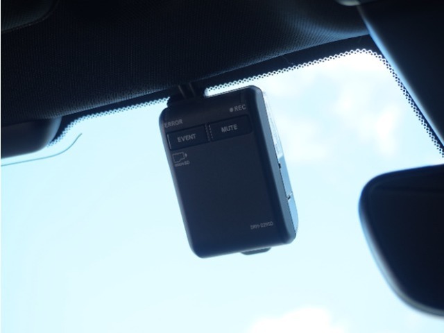 ◆ドライブレコーダー◆映像・音声などを記録する自動車用の装置です。　もしもの事故の際の記録はもちろん、旅行の際の思い出としてドライブの映像を楽しむことができます。