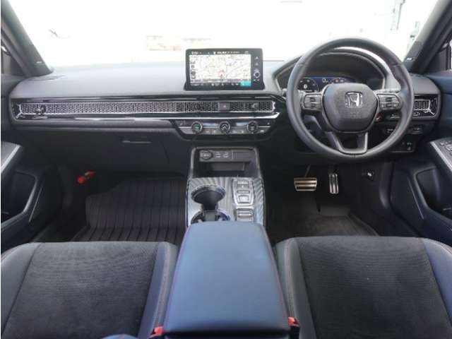 視界広々で非常に運転しやすくロングドライブでも疲れを感じさせないすっきりとまとまったインパネ周りです。