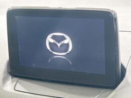 【マツダコネクト】車内の雰囲気にマッチした一体型タイプのディスプレイ。各種車輌設定やBluetooth再生等、様々な機能が楽しめます。専用SDカードのご購入で、ナビ機能も使用出来ます。