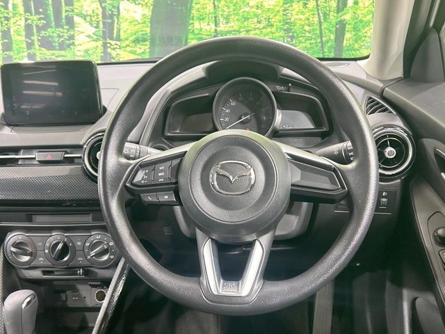 インテリアに合わせたデザインのステアリングは、運転される方のことも考え、運転しやすい形状、大きさです。是非一度、実際に触ってお確かめください。