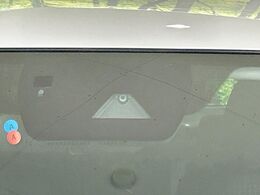 【スマートブレーキサポート】走行中に前方の車両等を認識し、衝突しそうな時は警報とブレーキで衝突回避と被害軽減をアシスト。より安全にドライブをお楽しみいただけます。