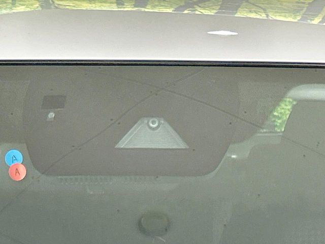 【スマートブレーキサポート】走行中に前方の車両等を認識し、衝突しそうな時は警報とブレーキで衝突回避と被害軽減をアシスト。より安全にドライブをお楽しみいただけます。