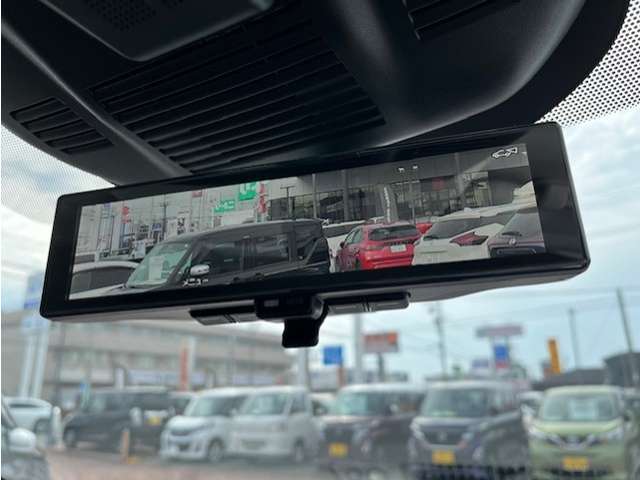 スマートルームミラー　後席に人が乗っていたり、荷物を沢山ん載せていてもしっかり後方視界を確保