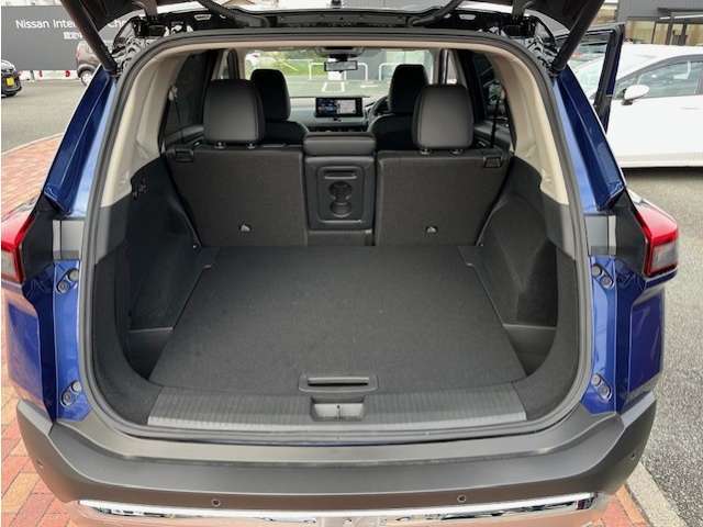 オートバックドア。スイッチ一つでバックドアの開閉が出来て、大変便利です！