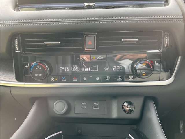 フルオートエアコン操作パネル。前後席シートヒーター、ステアリングヒーター装備