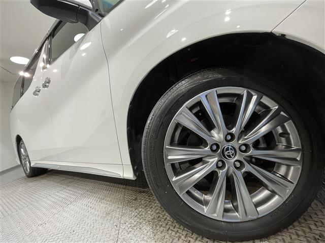 【　18インチアルミホイール　】アルミホイールが足元を飾ります！！車って横から見たとき3割がタイヤホイールと言われています！！カッコイイ方がいいに決まってます！！