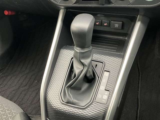 こちらのシフトは、車両にマッチしたデザインになっています！握りやすく、操作し易い配置になっていますので、いつも触れるシフトだからこそ、大切ですね！