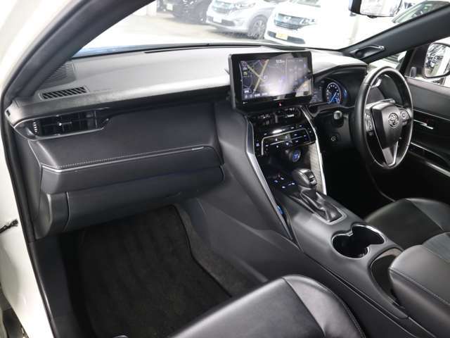 当社販売担当者、仕入担当者、リフトに持ち上げ車検検査員による下廻りチェックをクリアした高品質車を展示しております。