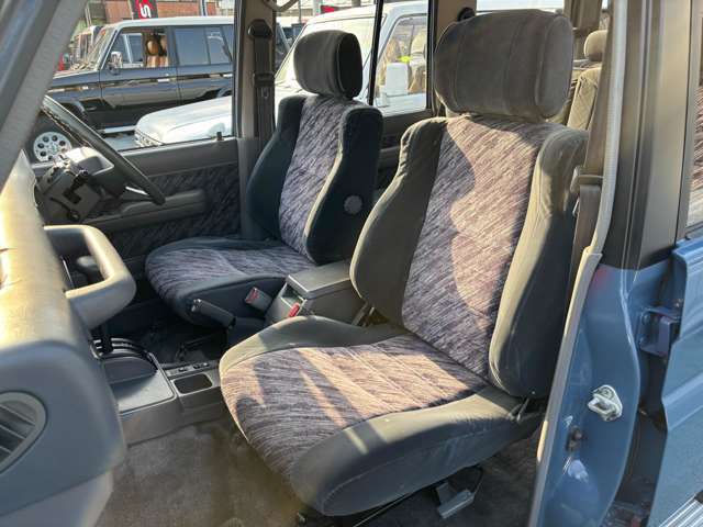 【助手席シート】大きなダメージもなくキレイな状態を保っております！追加でシートカバーの取付もできますので、お気軽にお問合せ下さい☆