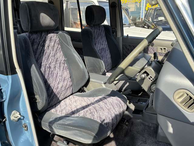 【運転席シート】長距離運転も疲れにくい構造になっております！追加でシートカバーの取付もできますので、お気軽にお問い合わせ下さい☆