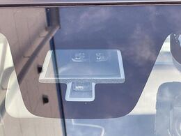 【スズキ　セーフティサポート】走行中に前方の車両等を認識し、衝突しそうな時は警報とブレーキで衝突回避と被害軽減をアシスト。より安全にドライブをお楽しみいただけます。