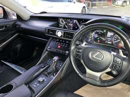 インパネ周りの写真です。操作性・視認性・質感と3拍子揃ったつくりです☆