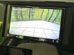 【バックカメラ】駐車時に後方がリアルタイム映像で確認できます。大型商業施設や立体駐車場での駐車時や、夜間のバック時に大活躍！運転スキルに関わらず、今や必須となった装備のひとつです！