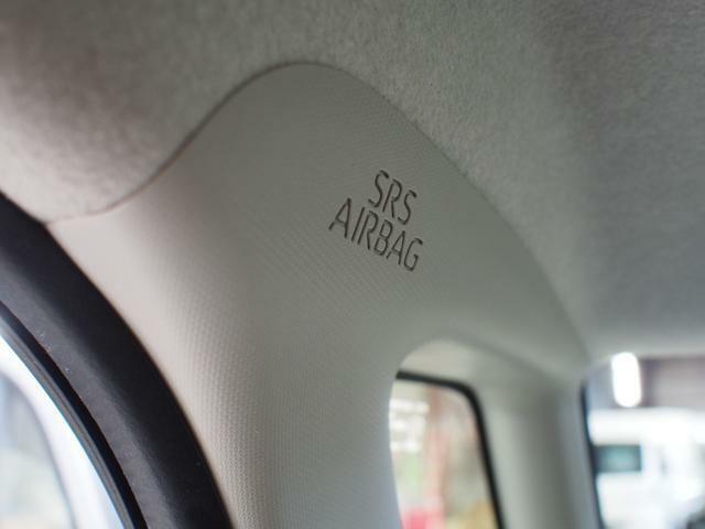 このタントはシートに内蔵されたサイドエアバッグに加え、カーテンエアバッグも装備されています。乗る人の安心感を高める装備です。