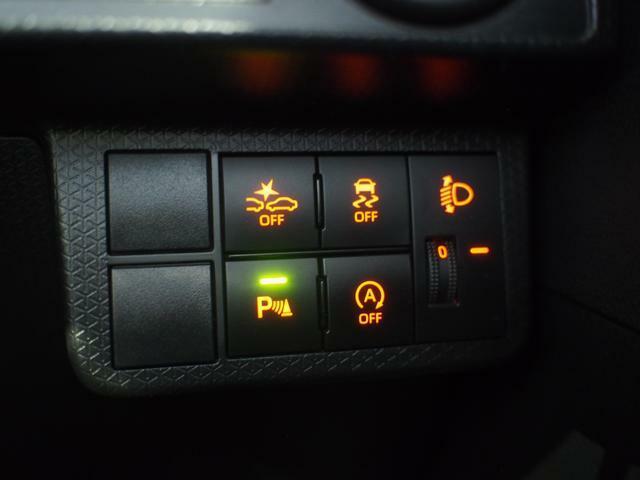 運転席右側のスイッチパネル。スマートアシストやVSC（横滑り抑制機能）、コーナーセンサー等の安全機能のスイッチが並んでいます。