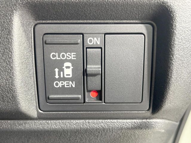 【パワースライドドア】スマートキーや運転席のスイッチでスライドドアの開閉が可能♪電動だから力を入れてドアを開ける必要が無く、小さいお子様でも、重い荷物を持っている時もラクに開け閉めできます♪