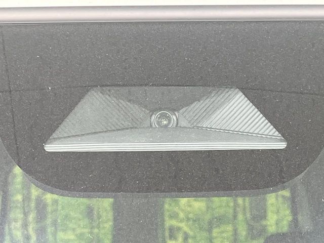 【ホンダセンシング】走行中に前方の車両等を認識し、衝突しそうな時は警報とブレーキで衝突回避と被害軽減をアシスト。より安全にドライブをお楽しみいただけます。