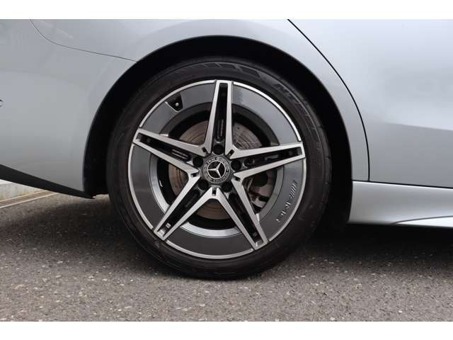 納車前整備は、メルセデスベンツ国際認定メカニックによる最新の検査ライン等の施設が充実した当社工場で入念に行います。