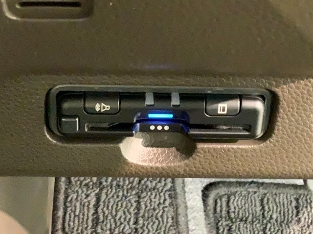 いまや快適なカーライフに欠かせないETCが付いています。