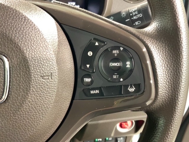 クルーズコントロールを装備しています。高速道路などで一定の速度で走ってくれるので運転が楽ですよ！速度を設定できますので、スピードの出しすぎにも注意できます。