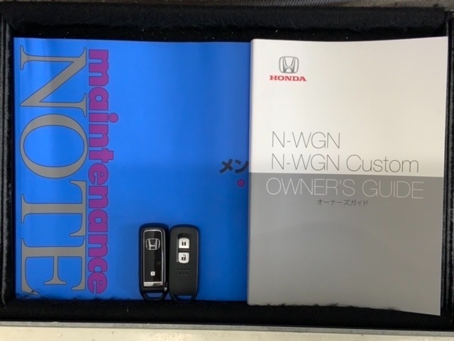 スマートキーは鍵をバッグに入れたままでもドアロックの開閉やエンジンのON・OFFができます。夜間や雨の日も鍵を探さなくて良いので便利です。