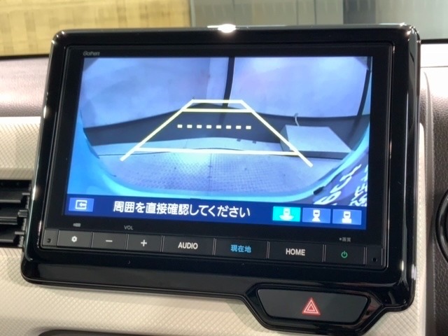 リバースギアに入れるだけで後方の表示へ切り替わります。夜間や雨の日の駐車も楽になりますよ。