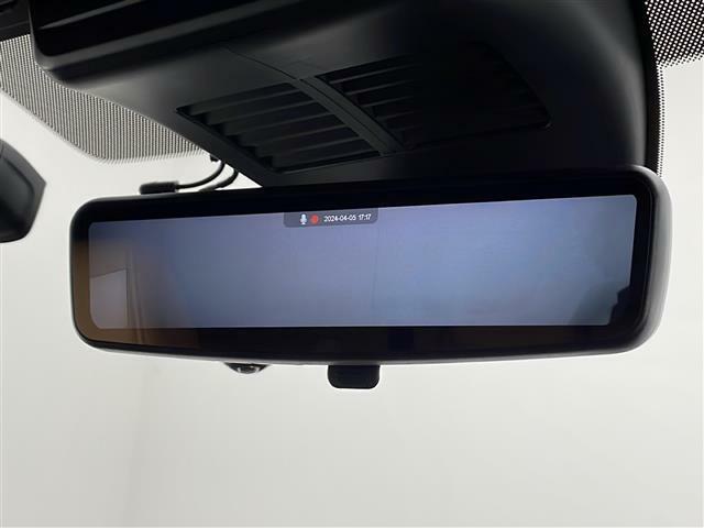 【デジタルインナーミラー】車両後方カメラの映像をミラーに映し出します。 そのため、後席に人や荷物があって後方が見えづらい場合でもしっかり視界を確保することが可能です！
