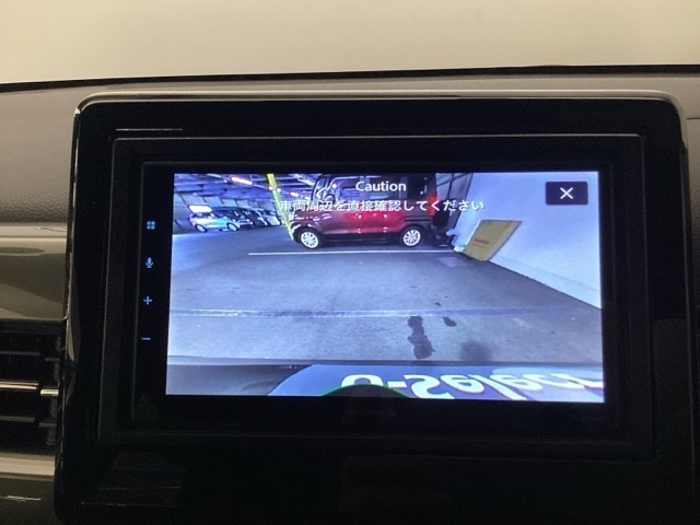 バックギアに入れますとご覧のような画像に自動的に切り替わります。車庫入れ時に役立ちます。