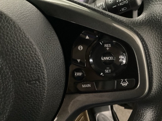 ステアリングホイールの右側がクルーズコントロールスイッチです。アクセルペダルを踏まずに一定走行が出来るので、高速道路での走行がグッと快適になります。