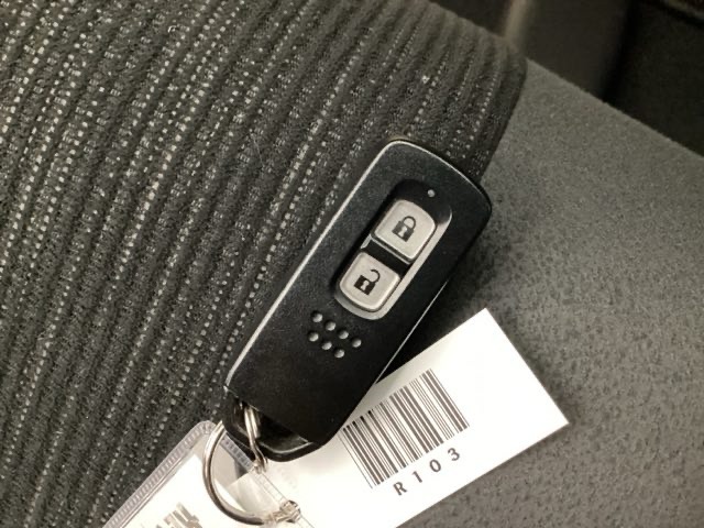 スマートキーは荷物を持っている時でも、キーを取り出さずドアの施錠・開錠ができます。
