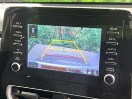 【バックカメラ】駐車時に後方がリアルタイム映像で確認できます。大型商業施設や立体駐車場での駐車時や、夜間のバック時に大活躍！運転スキルに関わらず、今や必須となった装備のひとつです！