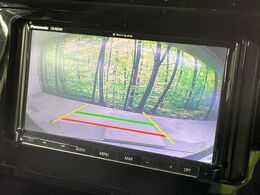 【バックカメラ】駐車時に後方がリアルタイム映像で確認できます。大型商業施設や立体駐車場での駐車時や、夜間のバック時に大活躍！運転スキルに関わらず、今や必須となった装備のひとつです！