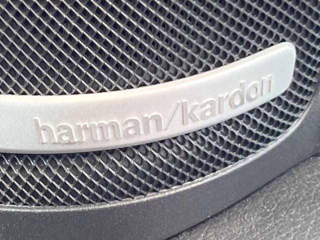 ●harman/kardonサウンドシステム：オーディオ専門メーカーが手掛けるプレミアムスピーカーを装備。多数のスピーカーから、音の粒立ちまで分かる高品質な音楽をお楽しみいただけます。